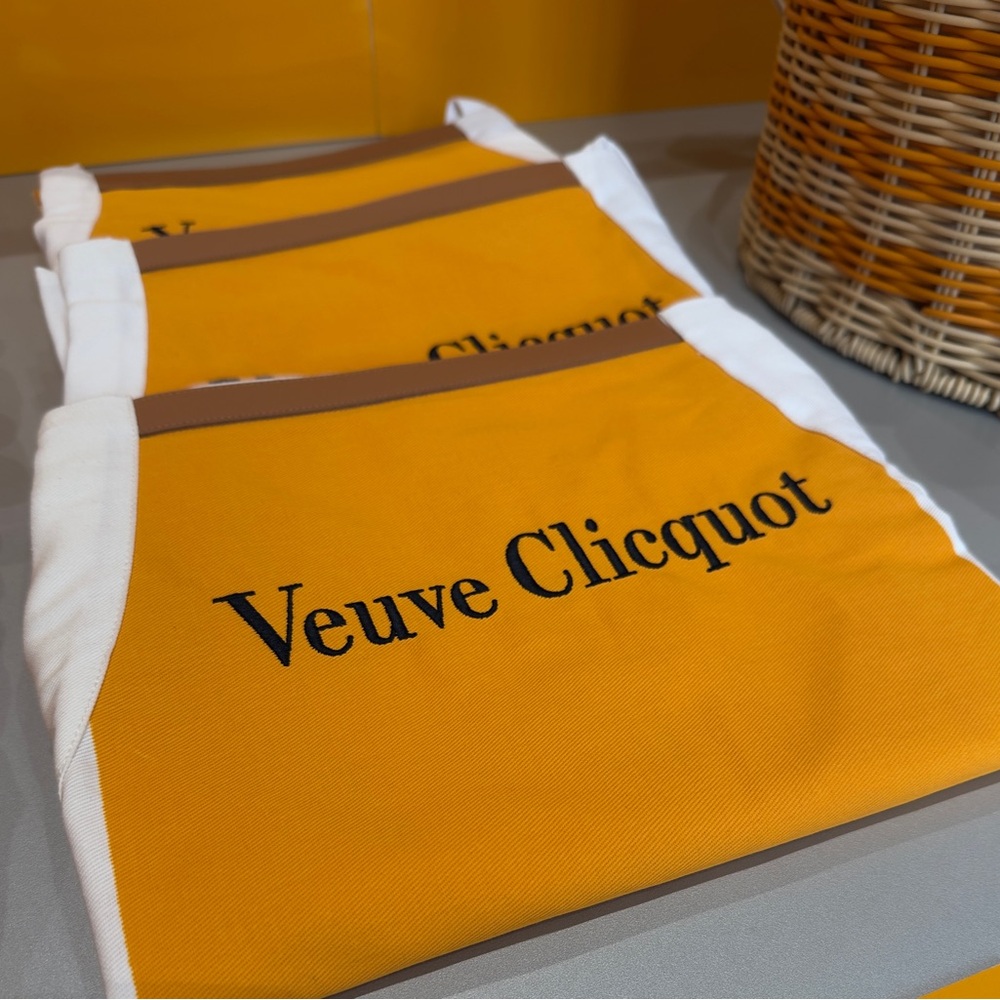 NWT Authentic veuve clicquot kitchen apron